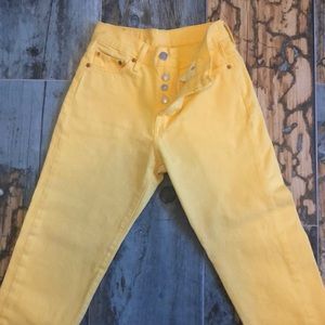 High waisted yellow Levi’s cutoffs 💛